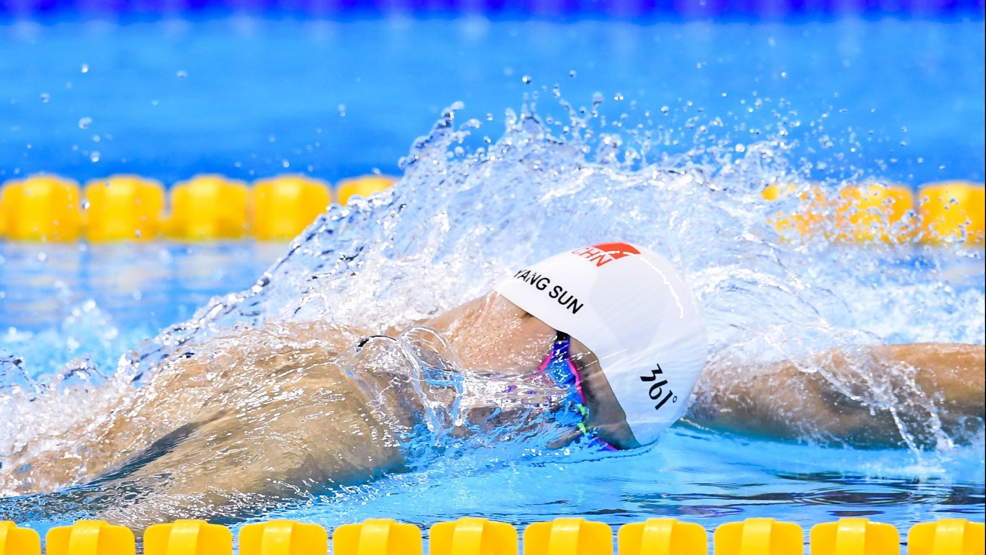 球迷“疯狂打call”：现场气氛点燃全场，球迷狂欢