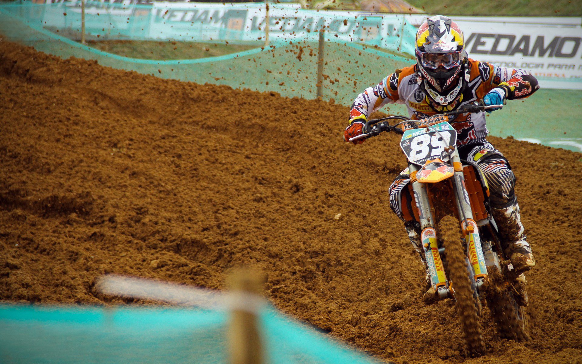 足球场馆维修整治行动保障赛事顺利举行，足球场后期维护方案